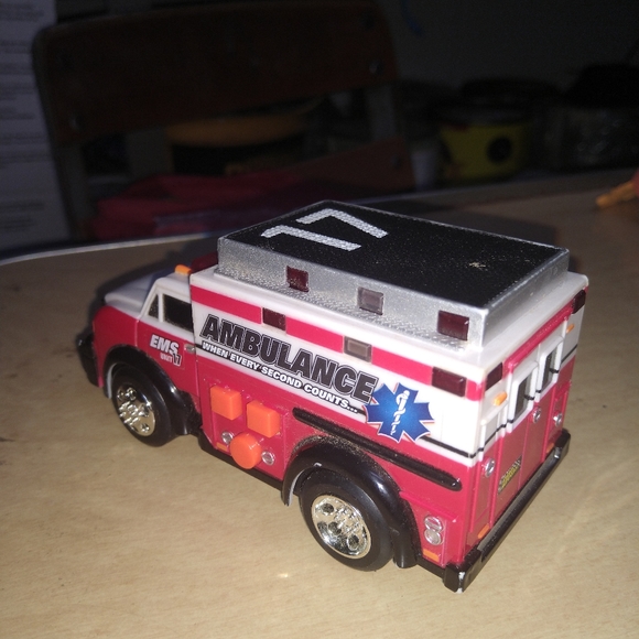 Road Rippers Ambulance With buttons - Picture 2 of 4